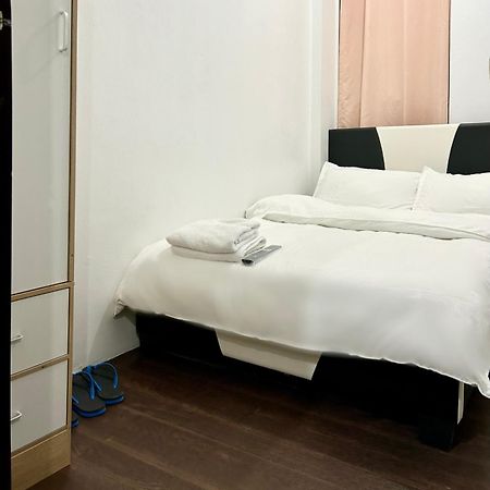 Private Room With Ac And Fan At Ekg Manila House Rental Exterior foto